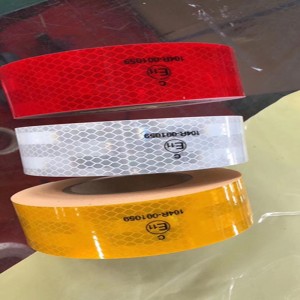 赤と白の反射安全テープ